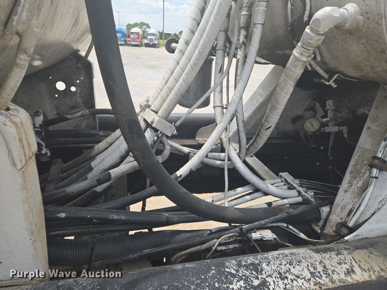 image for item EN8199 2005 Mack CV513 ready mix truck