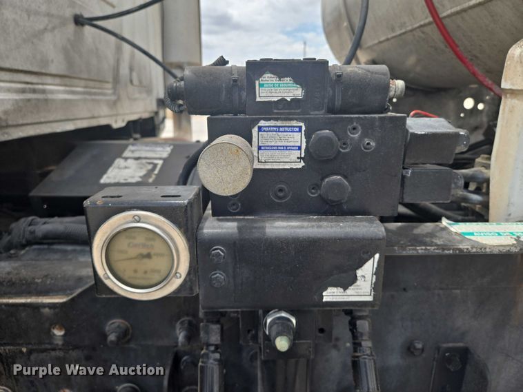 image for item EN8199 2005 Mack CV513 ready mix truck