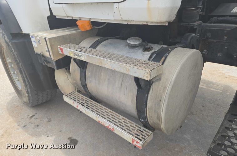 image for item EN8199 2005 Mack CV513 ready mix truck