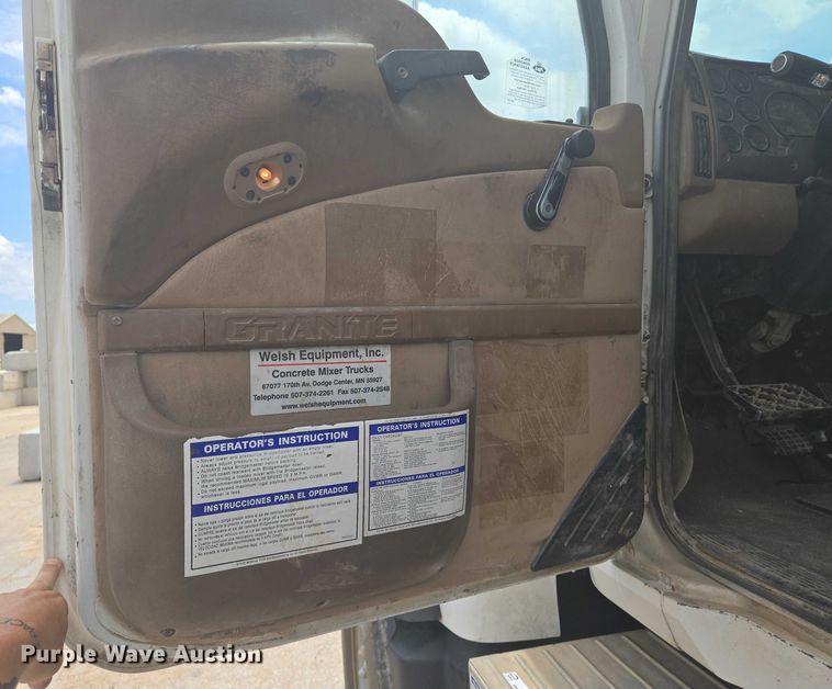 image for item EN8199 2005 Mack CV513 ready mix truck