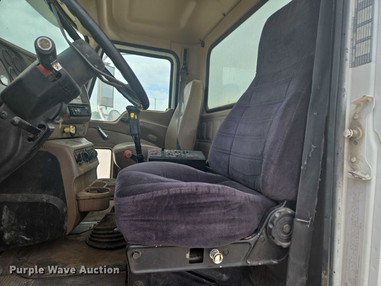 image for item EN8199 2005 Mack CV513 ready mix truck