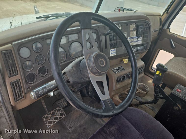 image for item EN8199 2005 Mack CV513 ready mix truck