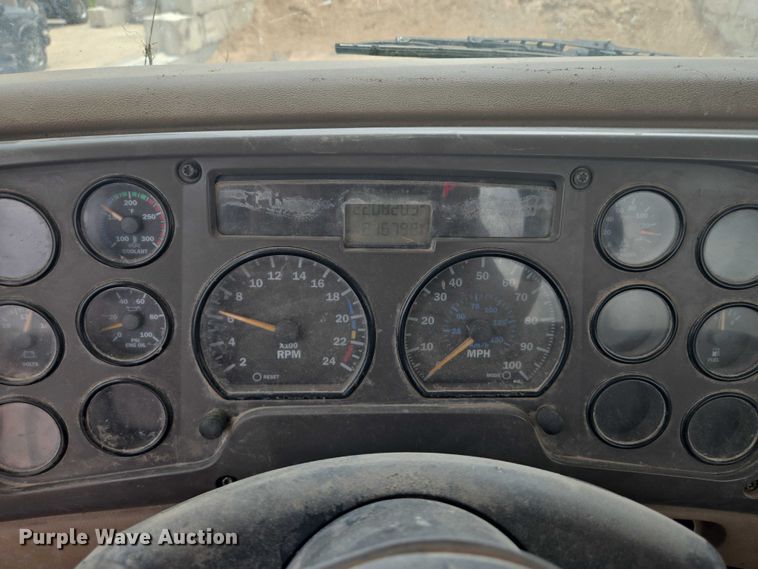 image for item EN8199 2005 Mack CV513 ready mix truck