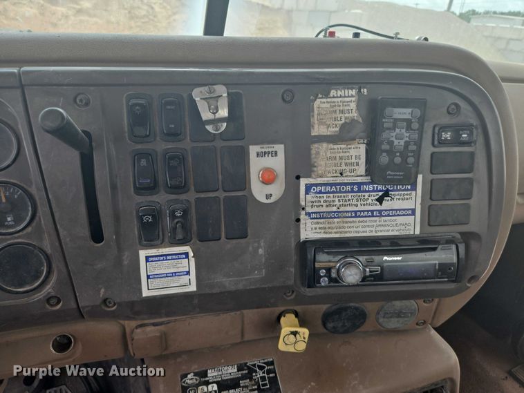 image for item EN8199 2005 Mack CV513 ready mix truck