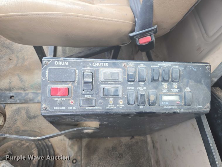 image for item EN8199 2005 Mack CV513 ready mix truck