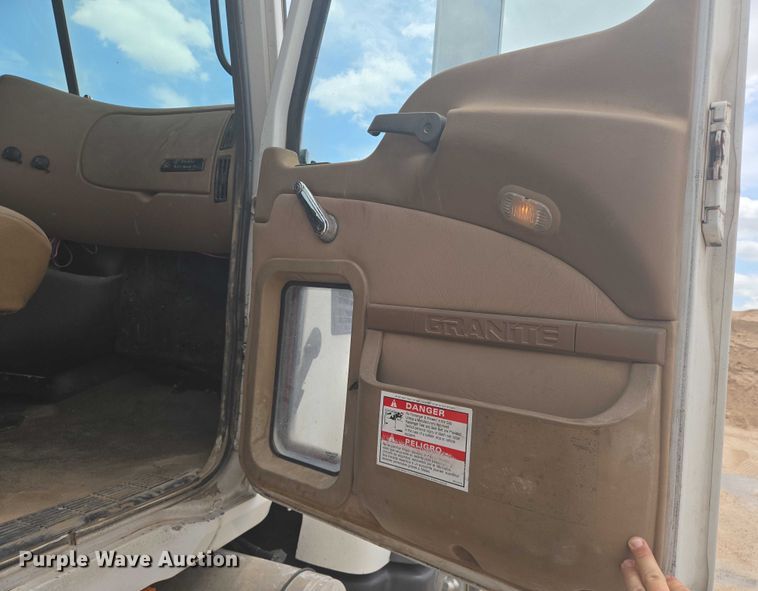 image for item EN8199 2005 Mack CV513 ready mix truck