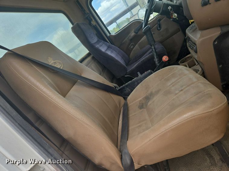 image for item EN8199 2005 Mack CV513 ready mix truck