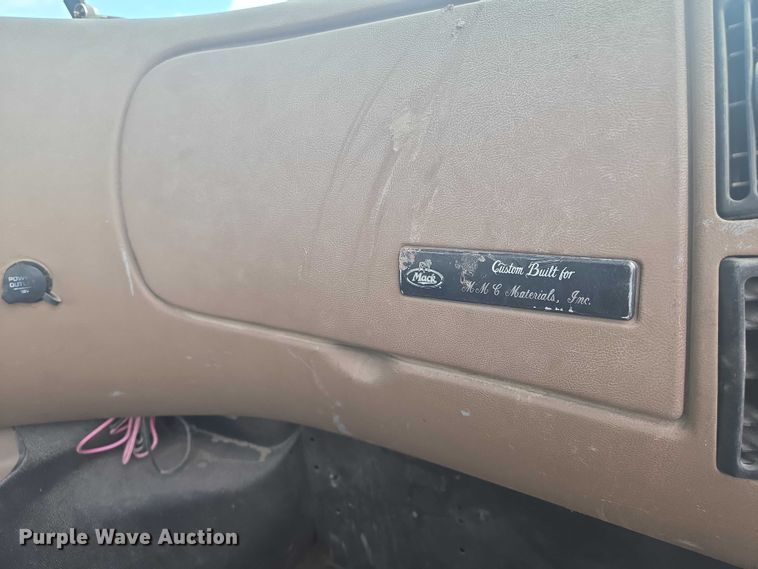 image for item EN8199 2005 Mack CV513 ready mix truck