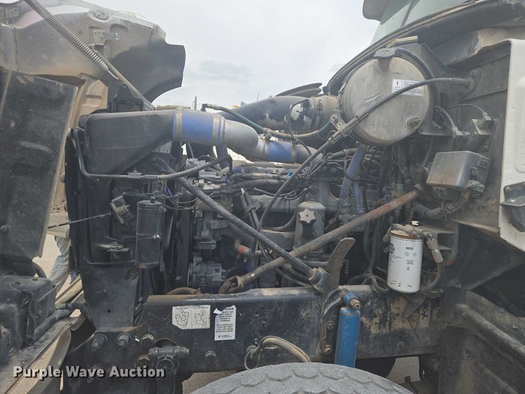 image for item EN8199 2005 Mack CV513 ready mix truck
