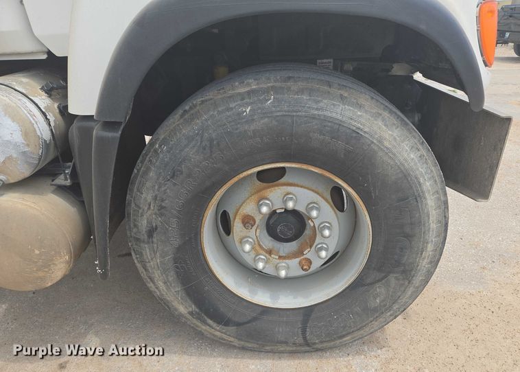 image for item EN8199 2005 Mack CV513 ready mix truck