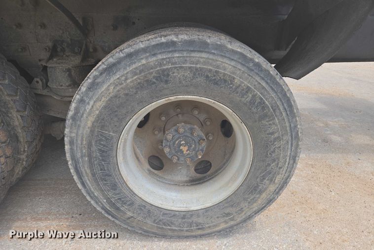 image for item EN8199 2005 Mack CV513 ready mix truck