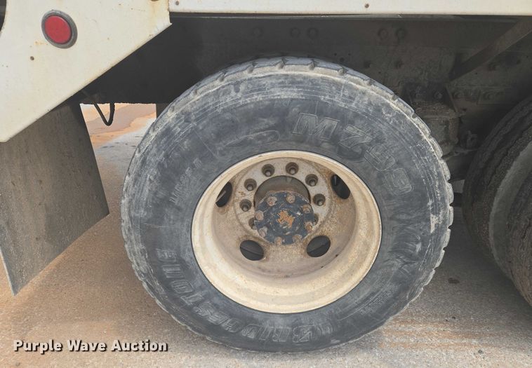 image for item EN8199 2005 Mack CV513 ready mix truck