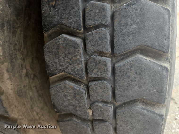 image for item EN8199 2005 Mack CV513 ready mix truck