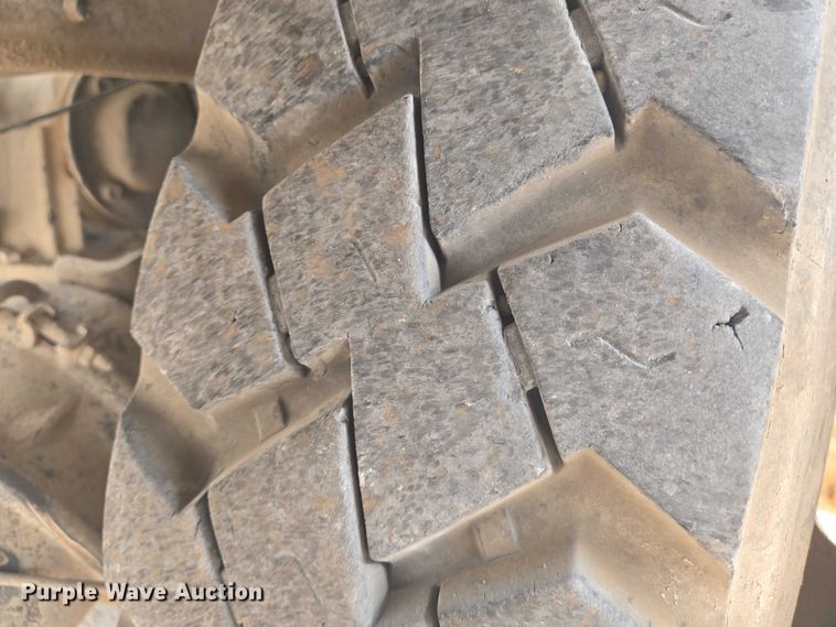 image for item EN8199 2005 Mack CV513 ready mix truck