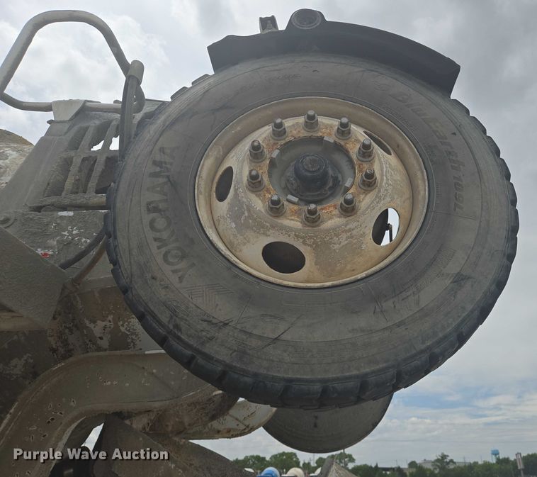 image for item EN8199 2005 Mack CV513 ready mix truck