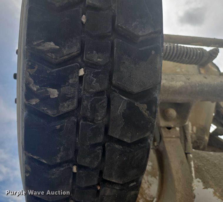 image for item EN8199 2005 Mack CV513 ready mix truck