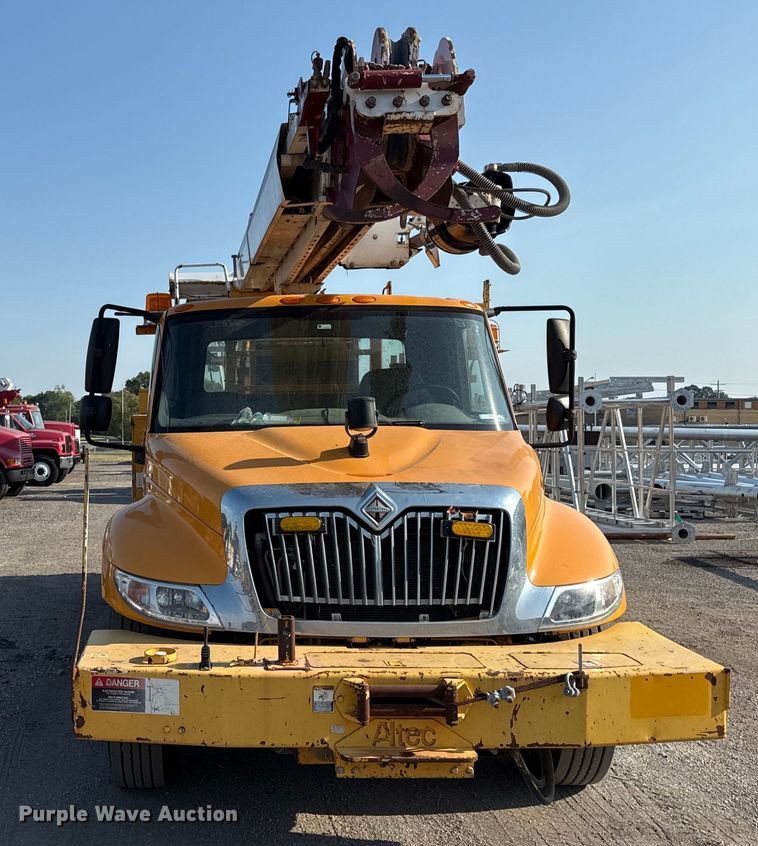 image for item EN8251 2007 International 4300 digger derrick truck