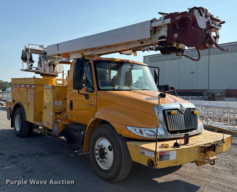 image for item EN8251 2007 International 4300 digger derrick truck