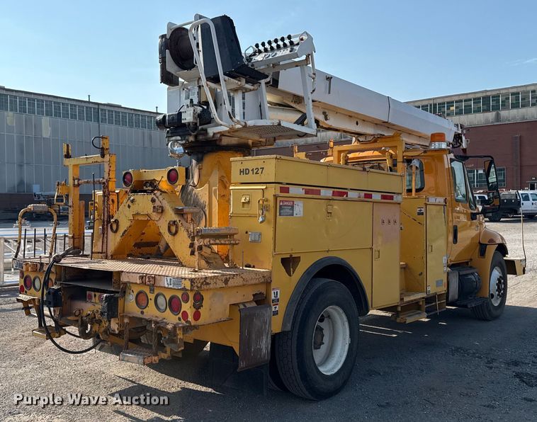 image for item EN8251 2007 International 4300 digger derrick truck