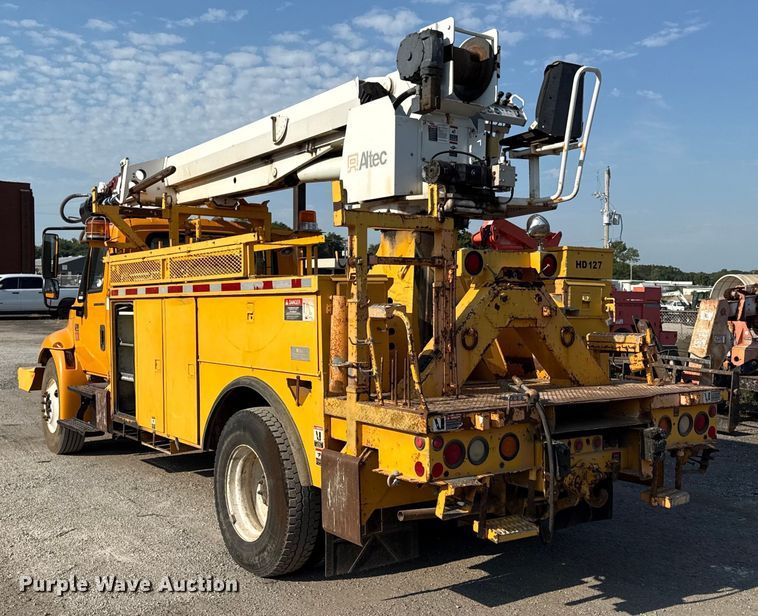 image for item EN8251 2007 International 4300 digger derrick truck