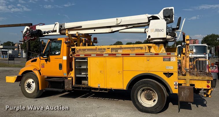 image for item EN8251 2007 International 4300 digger derrick truck