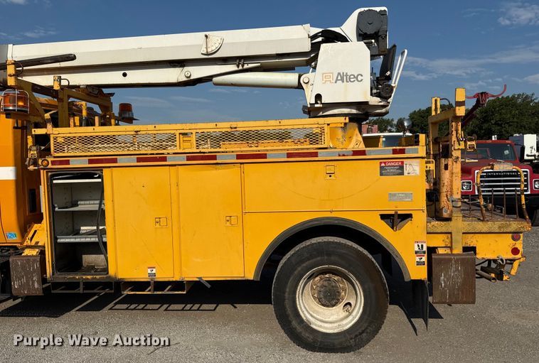 image for item EN8251 2007 International 4300 digger derrick truck
