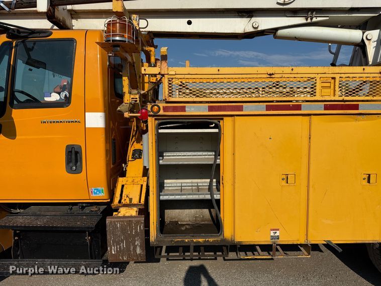 image for item EN8251 2007 International 4300 digger derrick truck