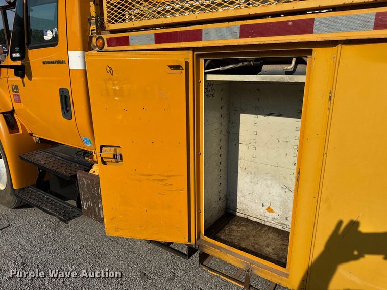 image for item EN8251 2007 International 4300 digger derrick truck