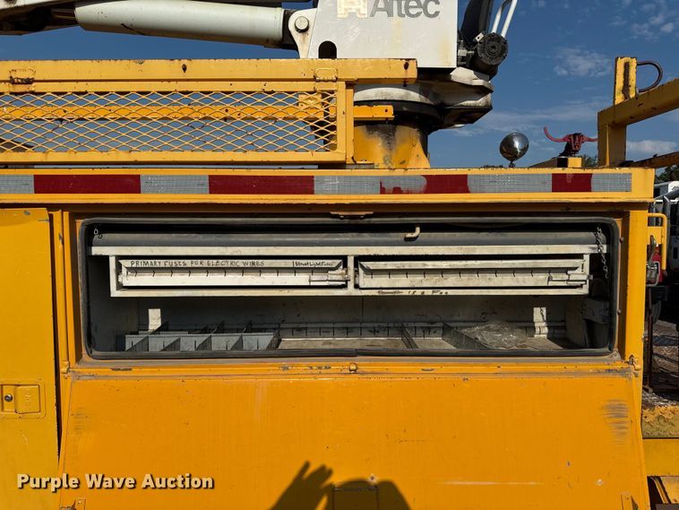 image for item EN8251 2007 International 4300 digger derrick truck