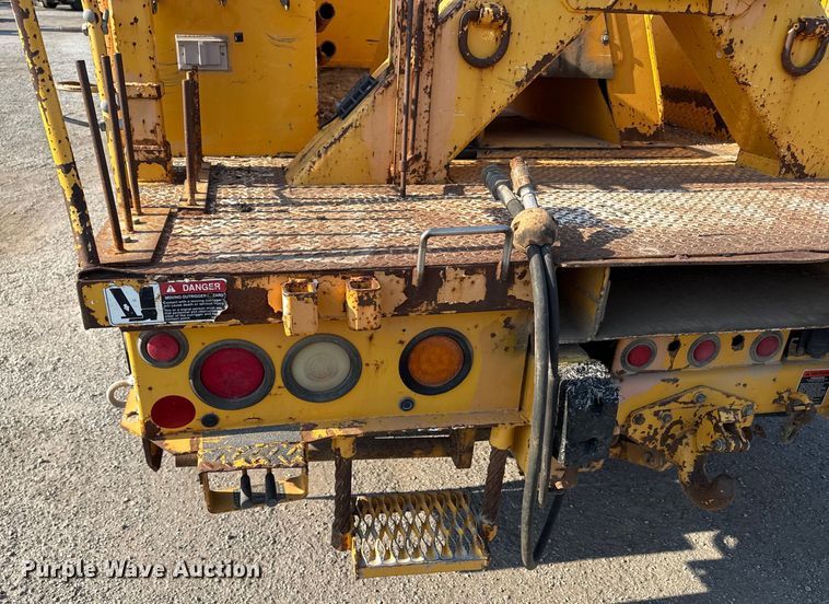 image for item EN8251 2007 International 4300 digger derrick truck