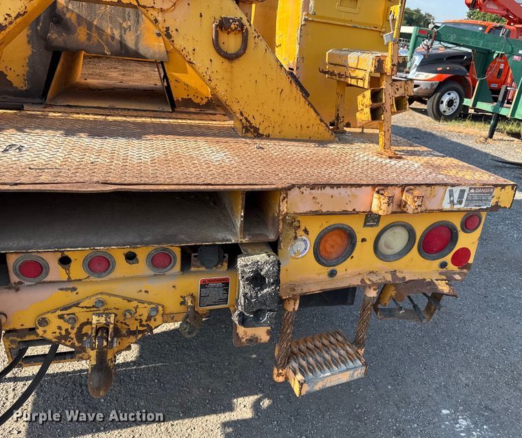 image for item EN8251 2007 International 4300 digger derrick truck