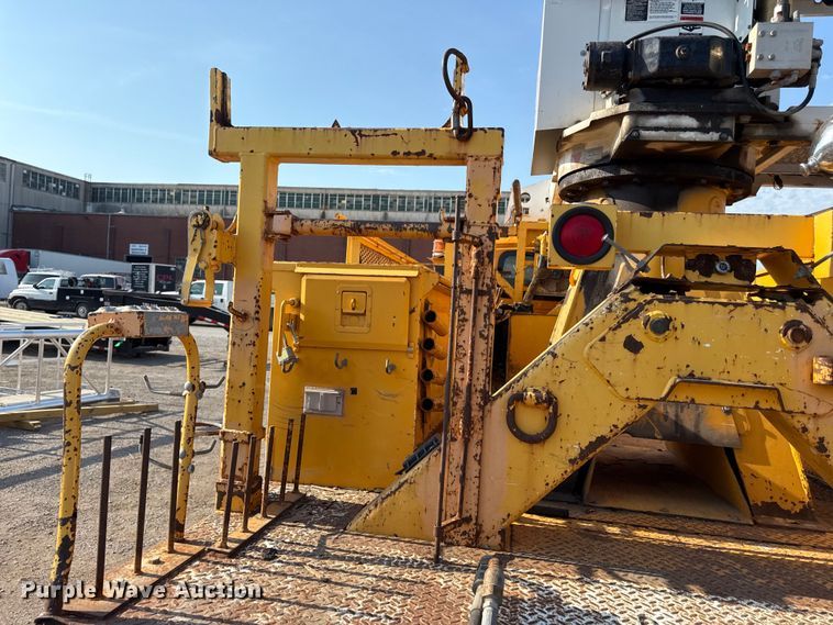 image for item EN8251 2007 International 4300 digger derrick truck