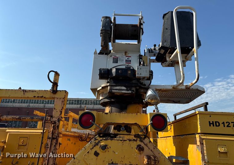 image for item EN8251 2007 International 4300 digger derrick truck