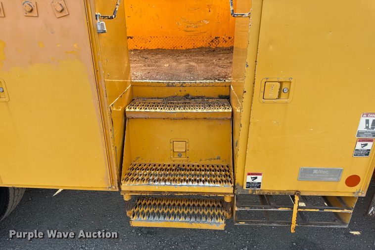 image for item EN8251 2007 International 4300 digger derrick truck