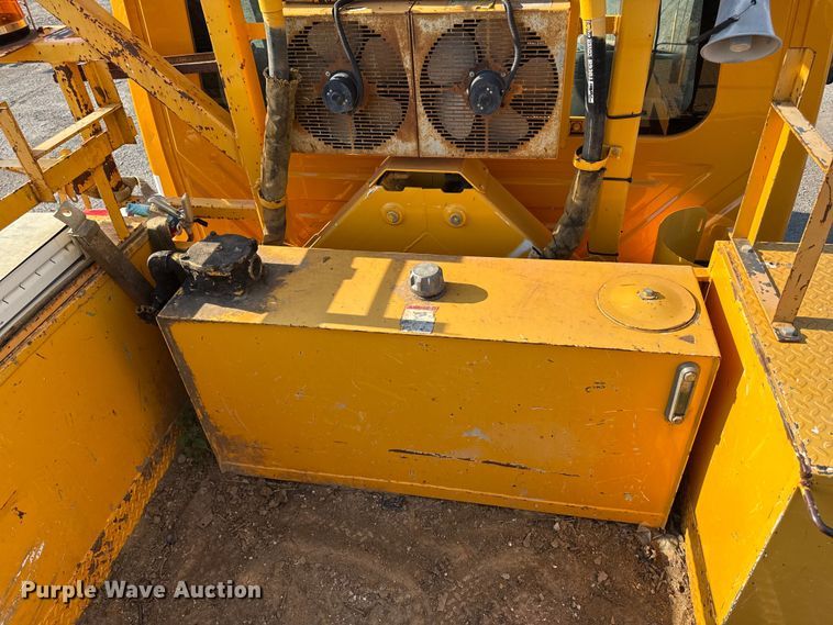 image for item EN8251 2007 International 4300 digger derrick truck