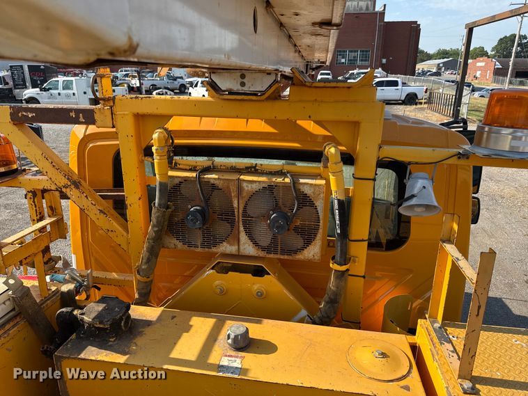 image for item EN8251 2007 International 4300 digger derrick truck