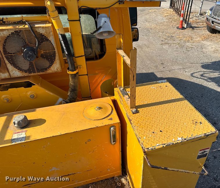 image for item EN8251 2007 International 4300 digger derrick truck