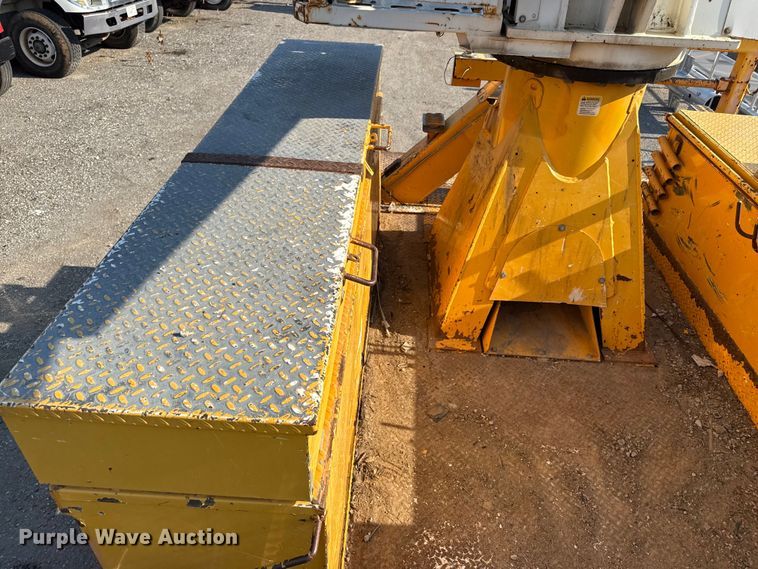 image for item EN8251 2007 International 4300 digger derrick truck