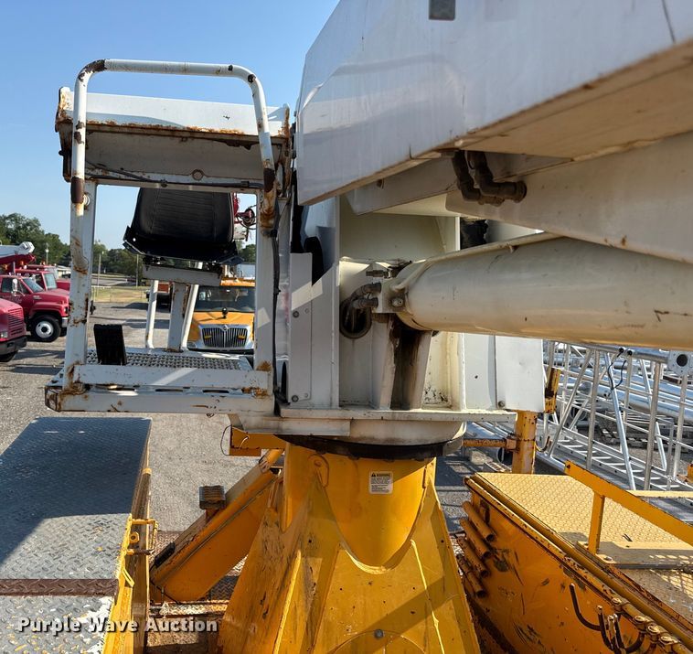 image for item EN8251 2007 International 4300 digger derrick truck