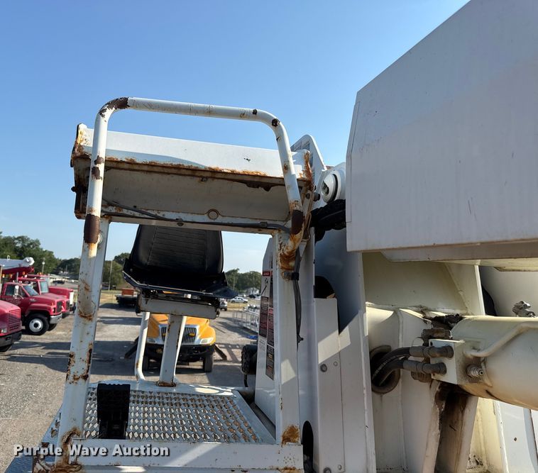 image for item EN8251 2007 International 4300 digger derrick truck