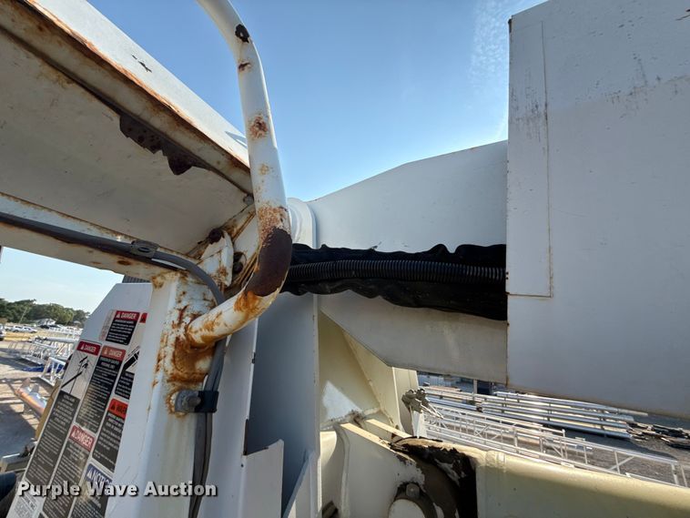 image for item EN8251 2007 International 4300 digger derrick truck