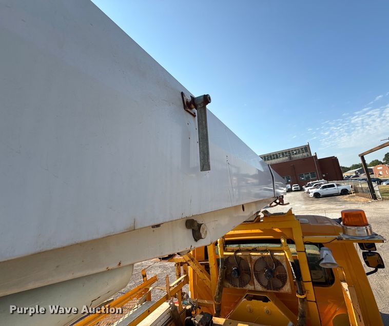 image for item EN8251 2007 International 4300 digger derrick truck