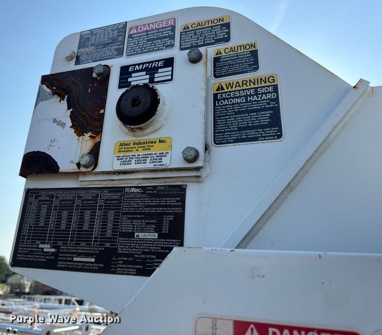 image for item EN8251 2007 International 4300 digger derrick truck