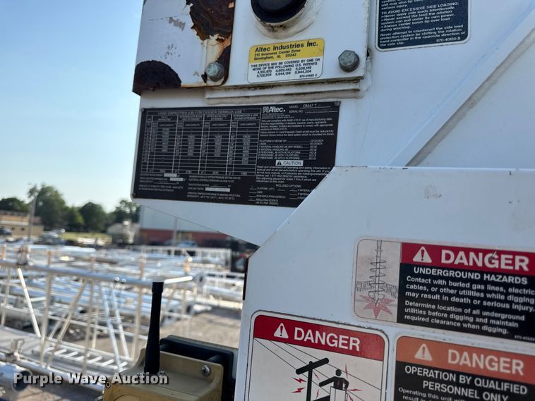 image for item EN8251 2007 International 4300 digger derrick truck