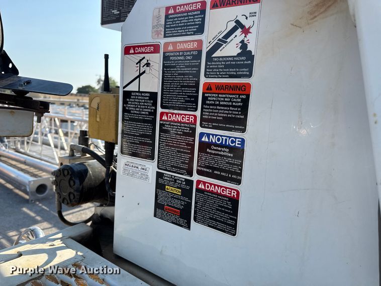 image for item EN8251 2007 International 4300 digger derrick truck