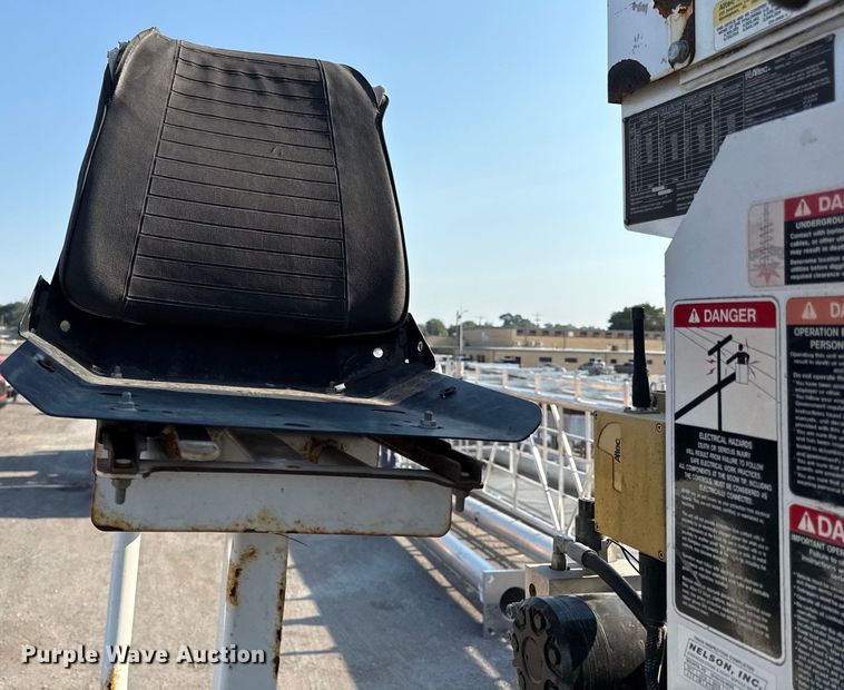 image for item EN8251 2007 International 4300 digger derrick truck