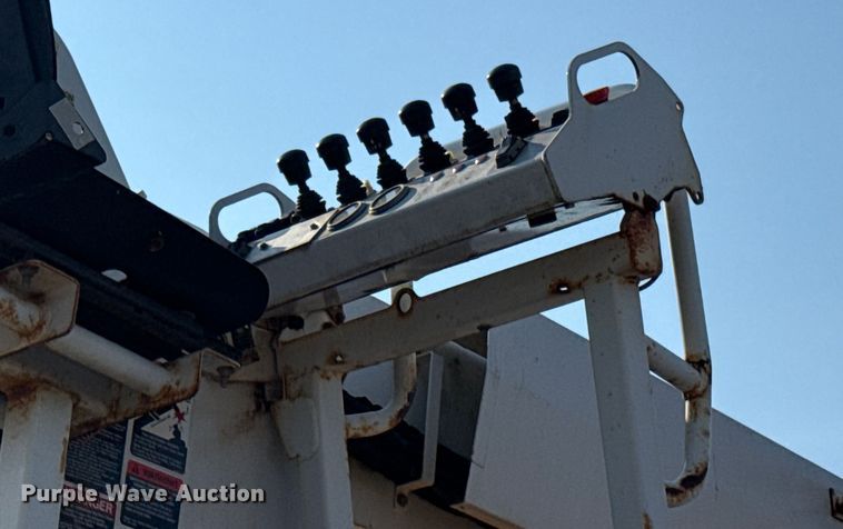 image for item EN8251 2007 International 4300 digger derrick truck