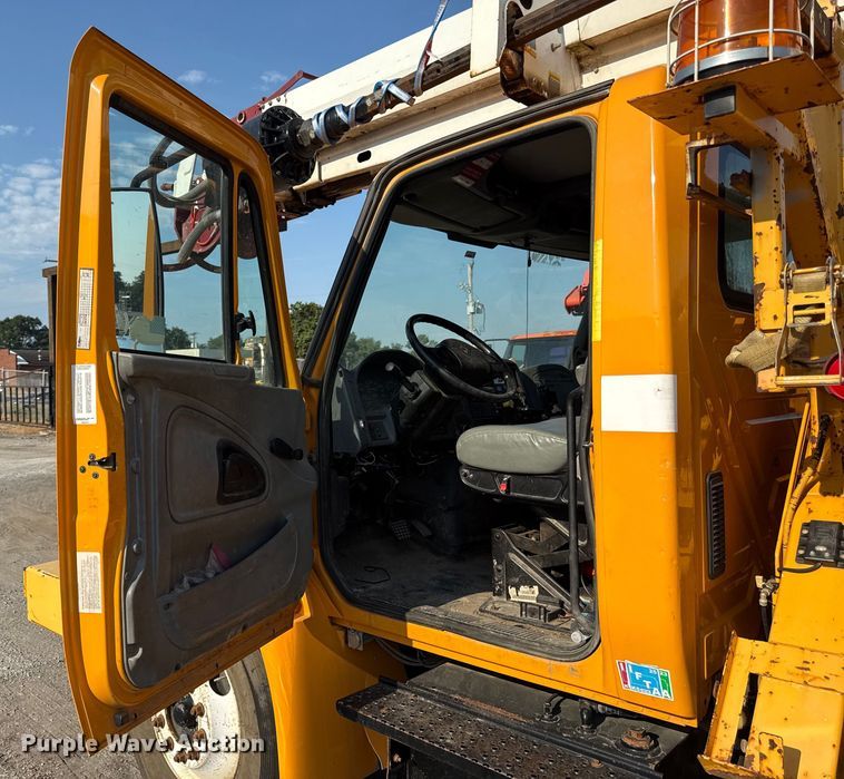 image for item EN8251 2007 International 4300 digger derrick truck