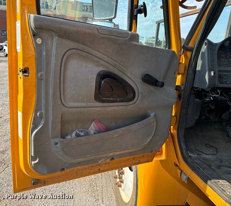 image for item EN8251 2007 International 4300 digger derrick truck