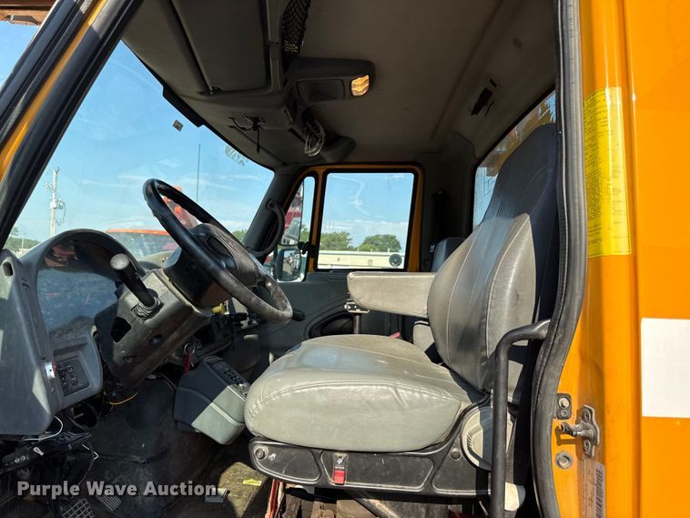 image for item EN8251 2007 International 4300 digger derrick truck